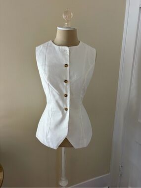 Peppermayo White Sleeveless Button-Front Peplum Top